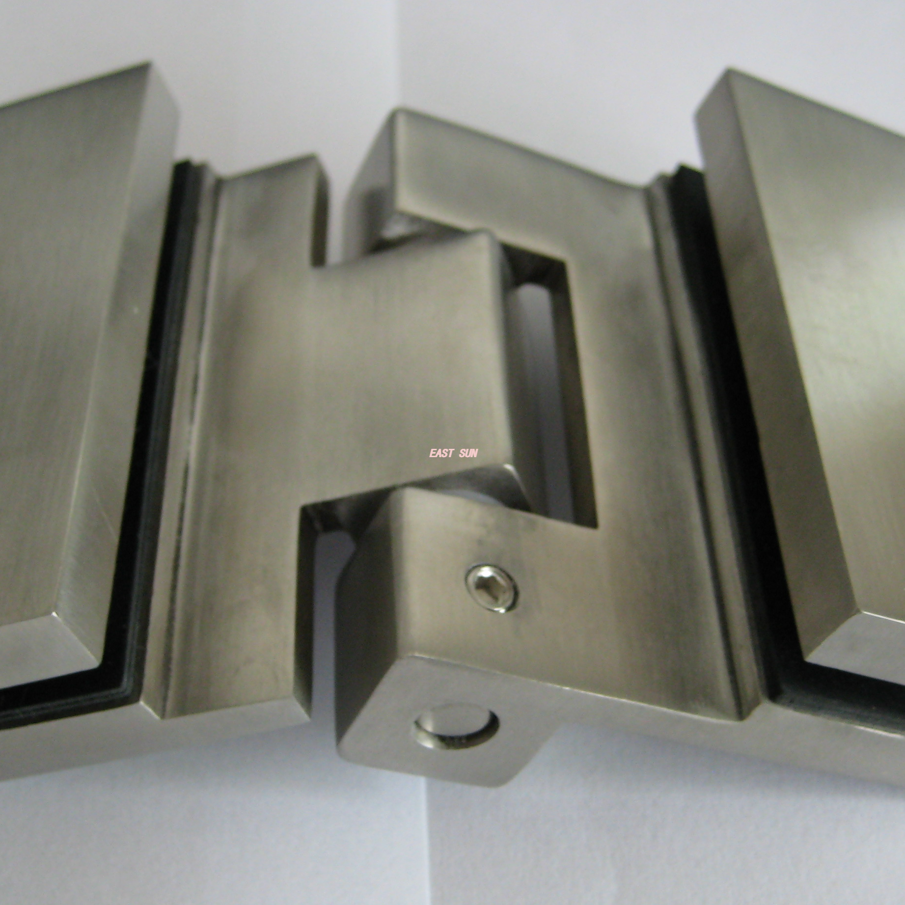 Mejore la estética de su baño con elegantes manijas y tiradores para puertas de ducha